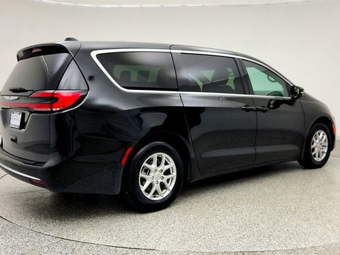 Used 2025 Chrysler Pacifica Select FWD image 5