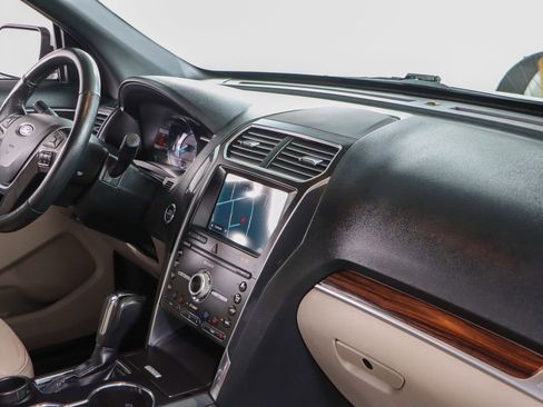 Used 2019 Ford Explorer Limited w/ Class III Trailer Tow Package image 27