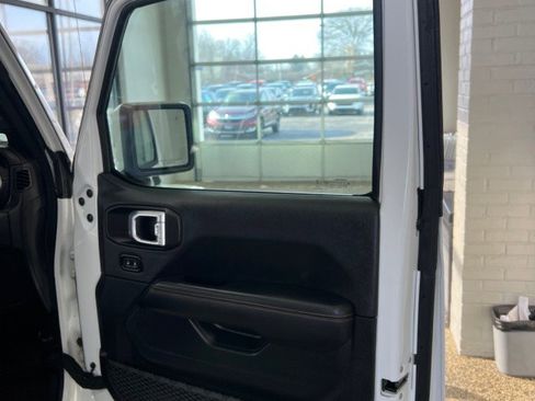 Used 2021 Jeep Gladiator Overland image 13
