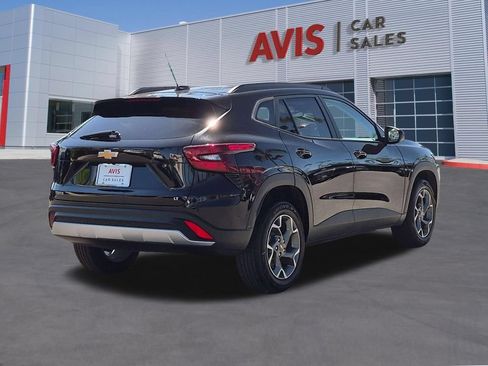 Used 2025 Chevrolet Trax LT w/ LT Convenience Package FWD image 6