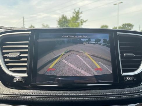 Used 2025 Chrysler Pacifica Limited FWD image 40