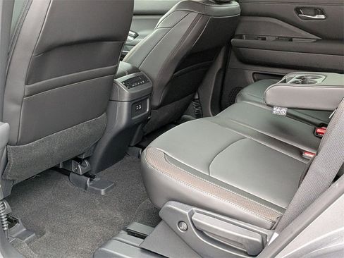 New 2025 Nissan Pathfinder SL image 17