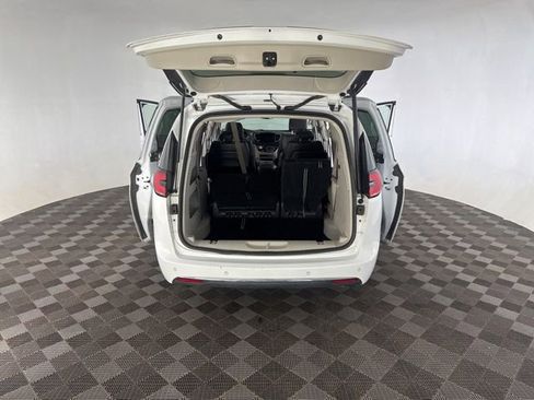 Used 2024 Chrysler Pacifica Touring-L FWD image 18