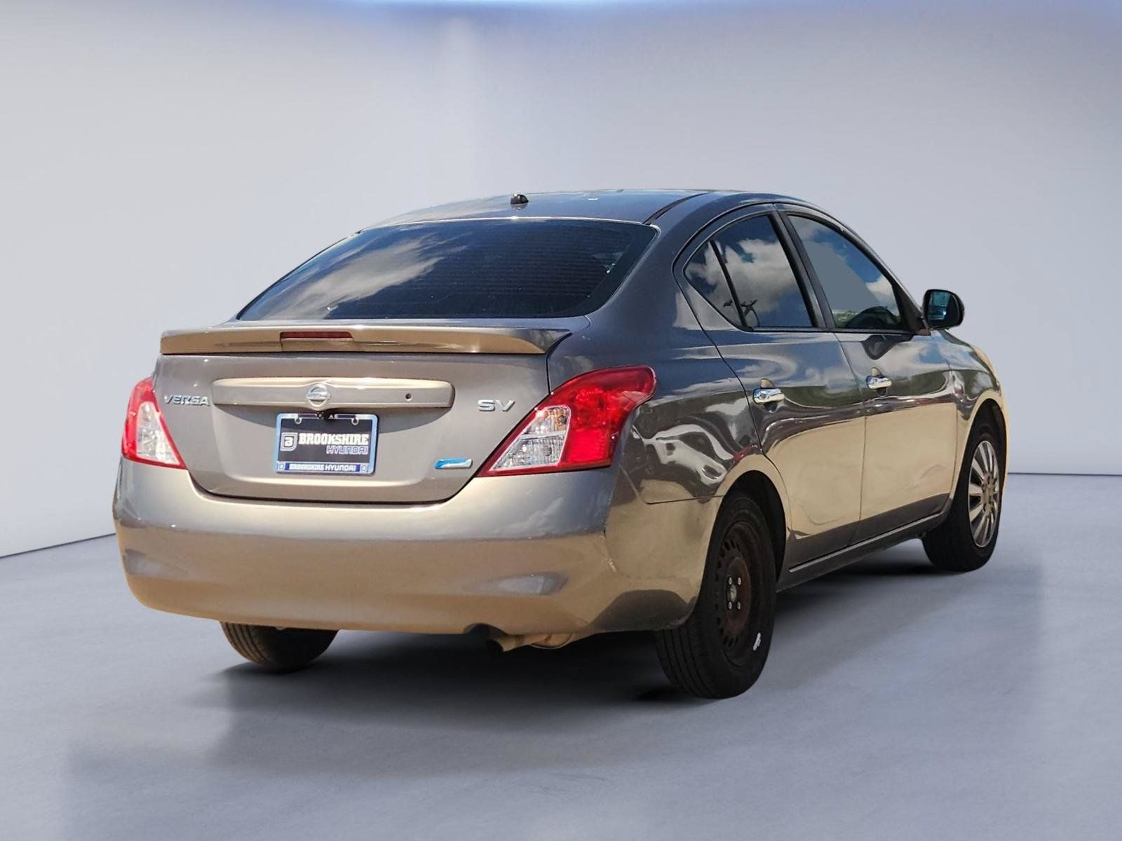 Used 2014 Nissan Versa SV FWD image 6