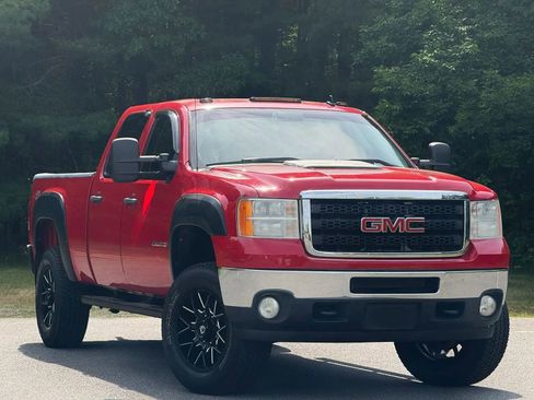 Used 2011 GMC Sierra 2500 SLE w/ SLE Preferred Package AWD/4WD image 2