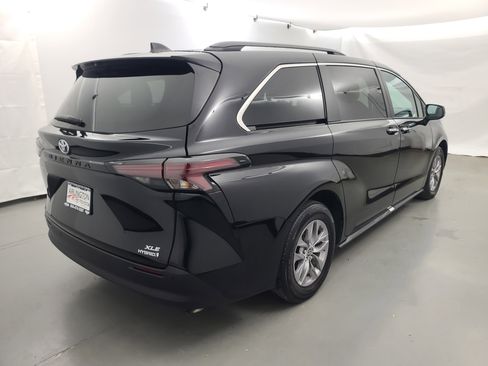 Used 2024 Toyota Sienna XLE image 4
