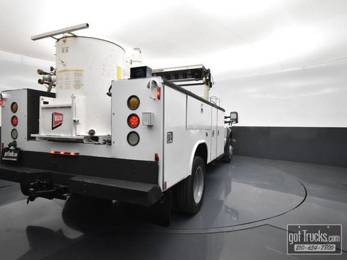 Used 2009 Ford F550 2WD Regular Cab Super Duty image 42