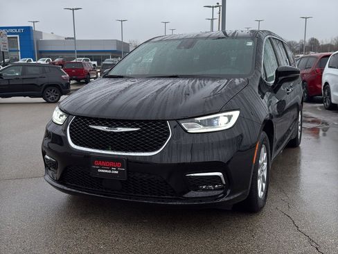 New 2026 Chrysler Pacifica Select image 2