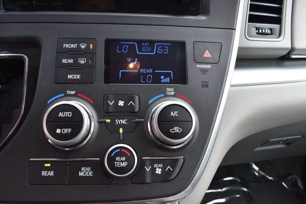 Certified 2016 Toyota Sienna LE FWD image 10