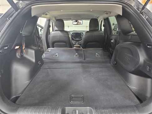 Used 2019 Jeep Cherokee Limited image 13