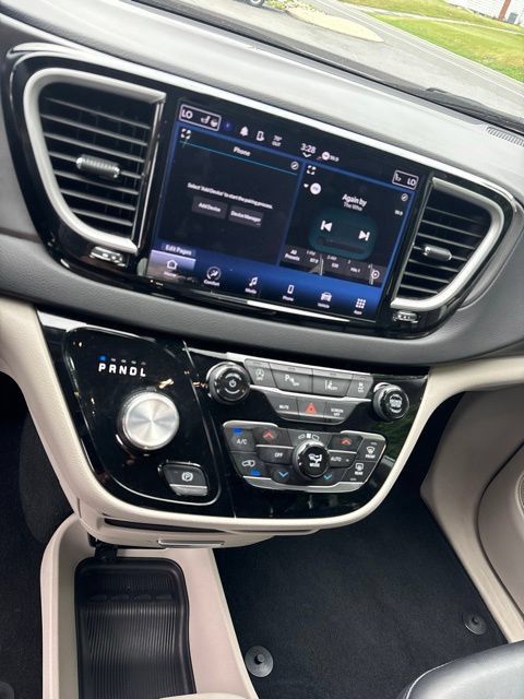 Used 2024 Chrysler Pacifica Touring-L FWD image 16