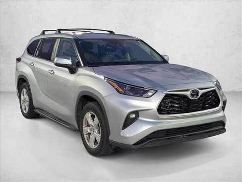 Used 2023 Toyota Highlander LE FWD image 3