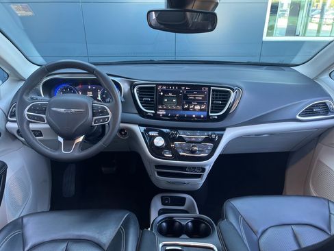 Used 2023 Chrysler Pacifica Touring-L image 13