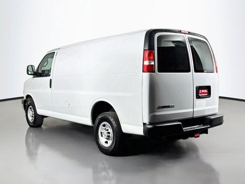 Used 2022 Chevrolet Express 3500 w/ Driver Convenience Package RWD image 3
