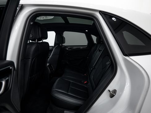 Certified 2025 Porsche Macan AWD/4WD image 21