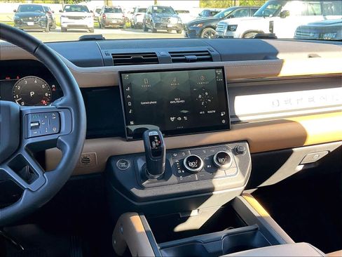 Used 2025 Land Rover Defender 110 X-Dynamic SE image 8