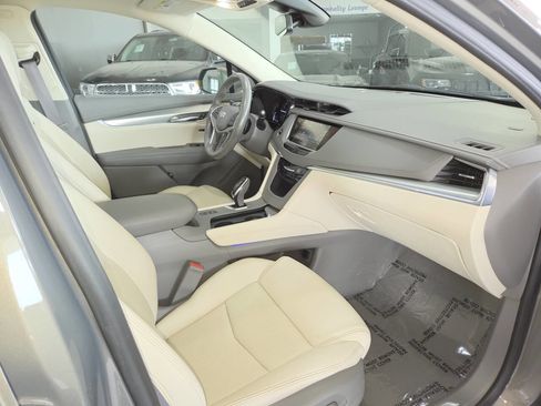 Used 2018 Cadillac XT5 Luxury w/ Driver Awareness Package AWD/4WD image 29