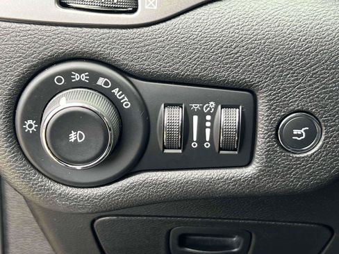 Used 2019 Jeep Cherokee Limited AWD/4WD image 22