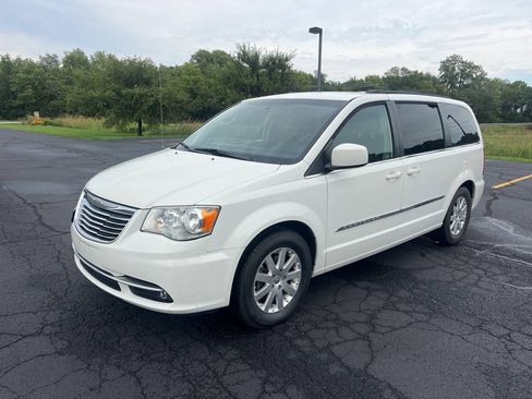 Used 2013 Chrysler Town & Country Touring FWD image 3