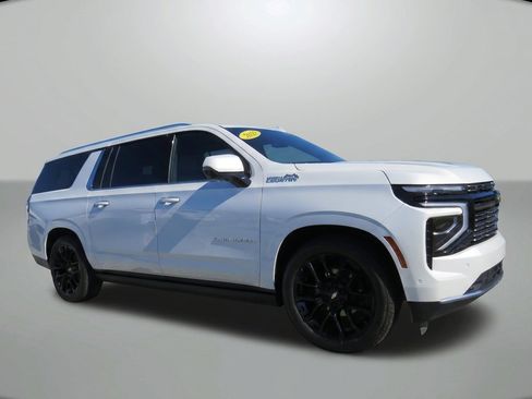 Used 2025 Chevrolet Suburban High Country AWD/4WD image 8