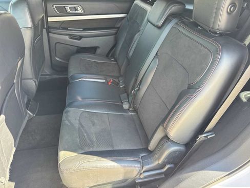 Used 2018 Ford Explorer XLT w/ Equipment Group 202A AWD/4WD image 18