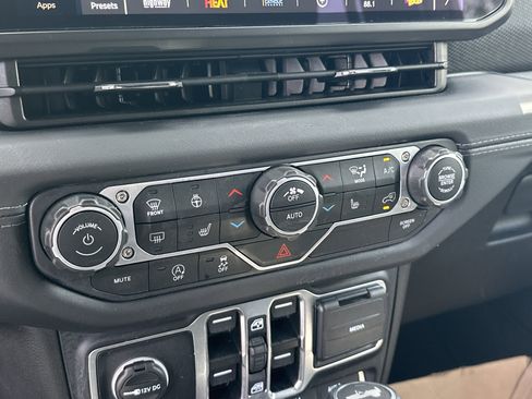 Used 2025 Jeep Wrangler Unlimited Rubicon w/ Convenience Group image 35