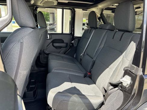 Used 2024 Jeep Wrangler Unlimited image 28
