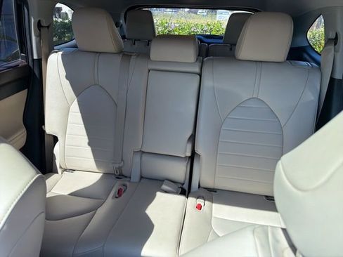 Used 2021 Toyota Highlander XLE image 14