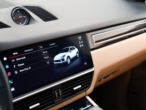 Used 2023 Porsche Cayenne Platinum Edition image 28