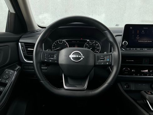 Used 2025 Nissan Rogue SV image 31