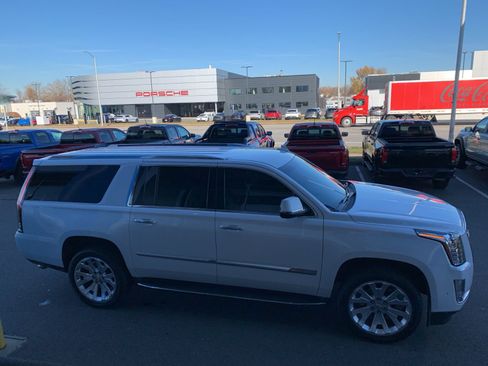 Used 2017 Cadillac Escalade ESV 4WD image 4