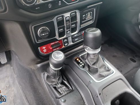 Used 2025 Jeep Gladiator Rubicon w/ Steel Bumper Group AWD/4WD image 19