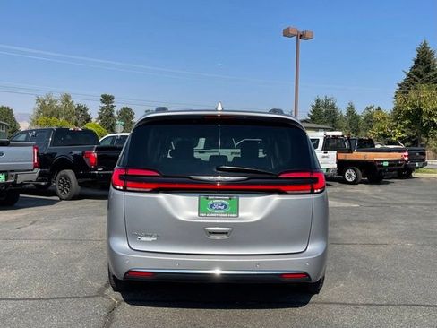 Used 2021 Chrysler Pacifica Touring-L FWD image 4