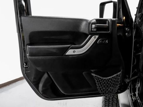 Used 2018 Jeep Wrangler Unlimited Sahara w/ Connectivity Group image 37