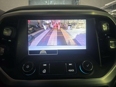 Used 2023 GMC Acadia SLE w/ Driver Convenience Package FWD image 7