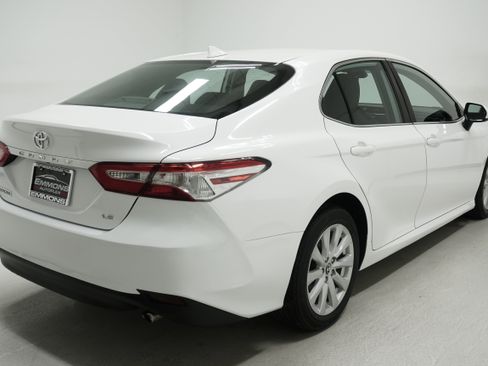 Used 2019 Toyota Camry LE image 4