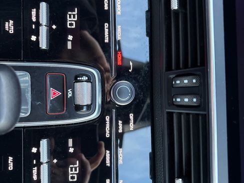 Used 2022 Porsche Cayenne Platinum Edition image 18