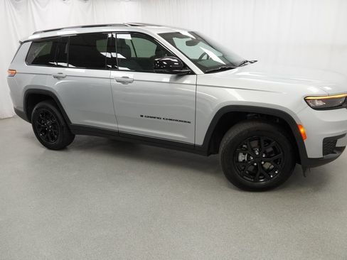 Certified 2024 Jeep Grand Cherokee L Altitude AWD/4WD image 9