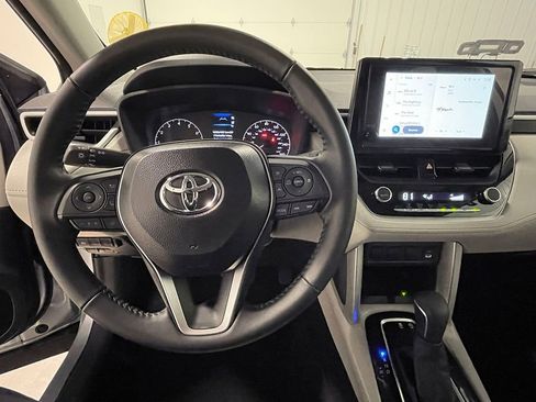Used 2025 Toyota Corolla Cross LE image 33
