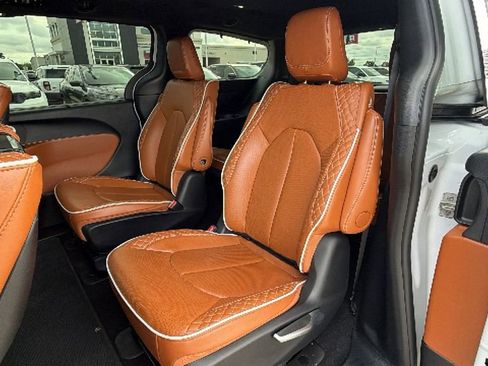 Used 2025 Chrysler Pacifica Pinnacle FWD image 23