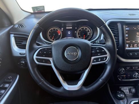 Used 2017 Jeep Cherokee Overland w/ Technology Group AWD/4WD image 14