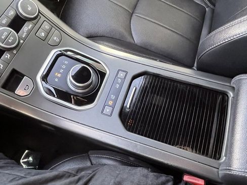 Used 2019 Land Rover Range Rover Evoque SE Premium image 18