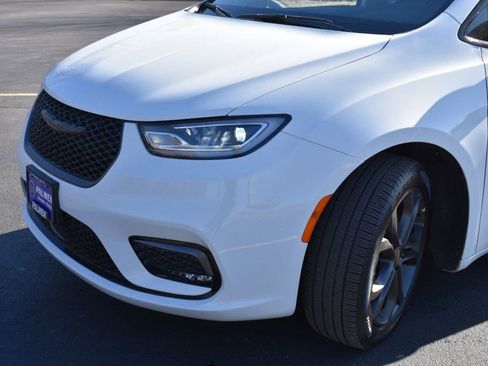 Used 2024 Chrysler Pacifica Touring-L w/ Uconnect Theater Family Group image 10