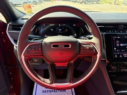 Used 2025 Jeep Grand Cherokee Altitude AWD/4WD image 16