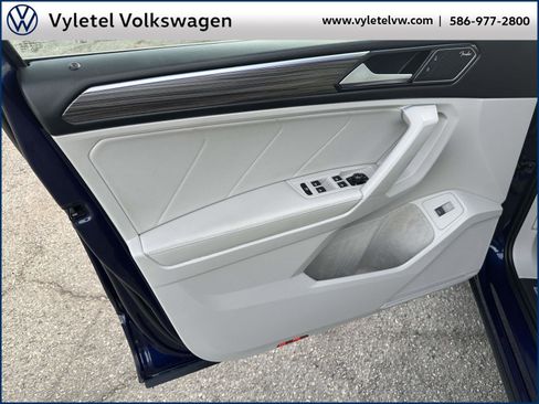 Certified 2022 Volkswagen Tiguan SEL R-Line image 18