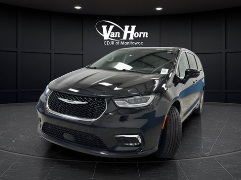 Used 2023 Chrysler Pacifica Touring-L w/ Uconnect Theater Family Group AWD/4WD image 3