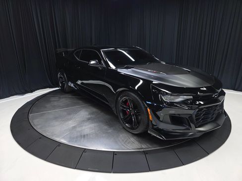 Used 2021 Chevrolet Camaro ZL1 RWD image 17