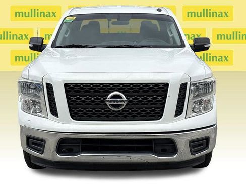 Used 2019 Nissan Titan SV image 14