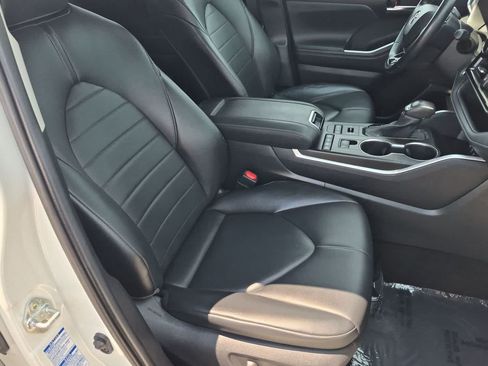 Used 2021 Toyota Highlander XLE AWD/4WD image 22