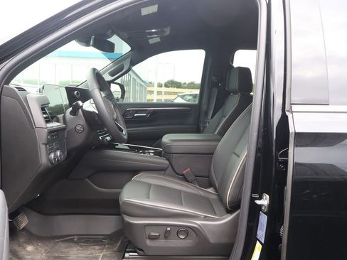 Used 2025 Chevrolet Suburban Premier AWD/4WD image 12